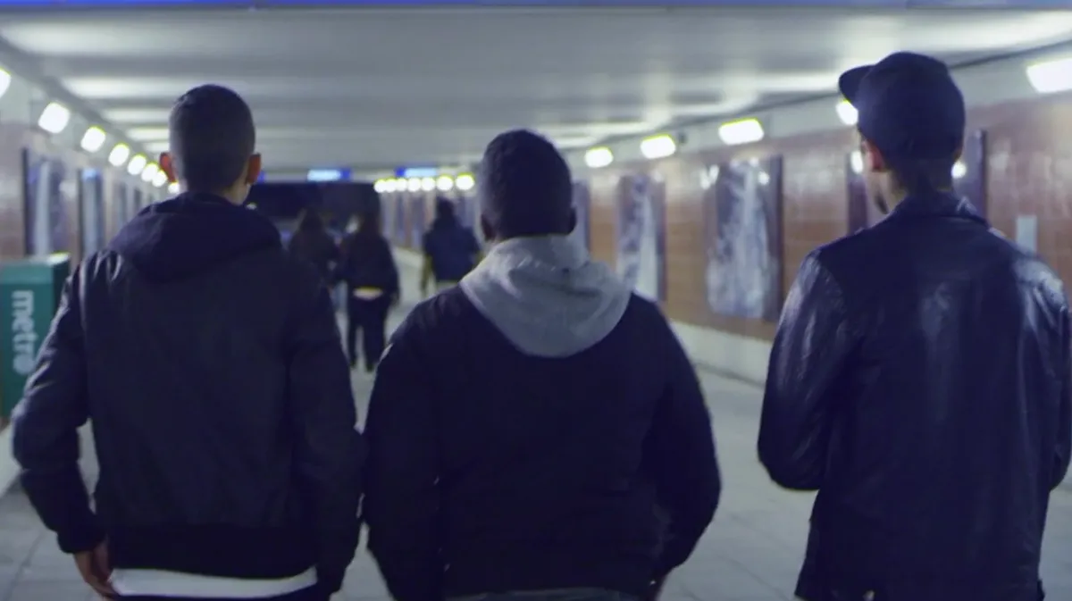 Three people seen from behind in a passage, in a still from JAG HAR DIN RYGG.